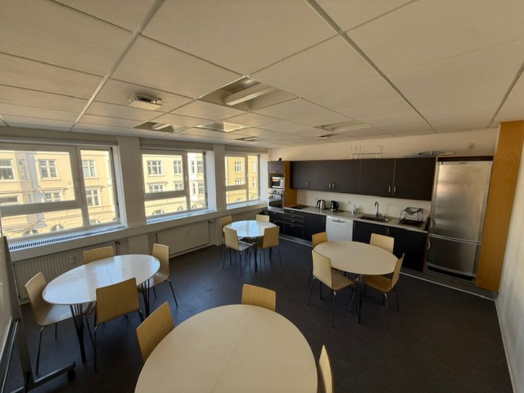 kontor til leje hellerup, klinik til leje hellerup, leje kontor hellerup, kontorlokale hellerup, erhvervslejemål hellerup, kontorudlejning hellerup, kontorlejemål hellerup, ledige kontorer hellerup, kontor med tagterrasse hellerup, centralt kontor hellerup, kontor med parkering hellerup, kontor tæt på hellerup station, lyst kontor til leje hellerup, kontor med udsigt hellerup, kontor i velfungerende ejendom hellerup