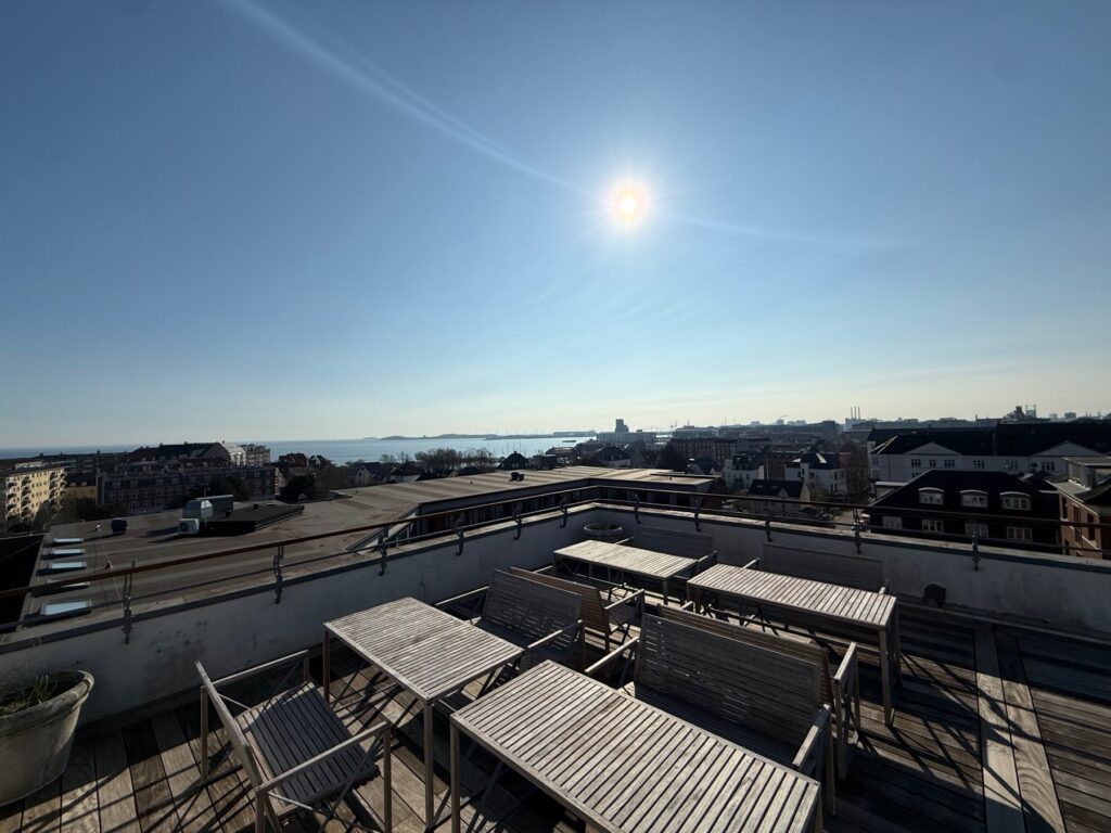 kontor til leje hellerup, klinik til leje hellerup, leje kontor hellerup, kontorlokale hellerup, erhvervslejemål hellerup, kontorudlejning hellerup, kontorlejemål hellerup, ledige kontorer hellerup, kontor med tagterrasse hellerup, centralt kontor hellerup, kontor med parkering hellerup, kontor tæt på hellerup station, lyst kontor til leje hellerup, kontor med udsigt hellerup, kontor i velfungerende ejendom hellerup