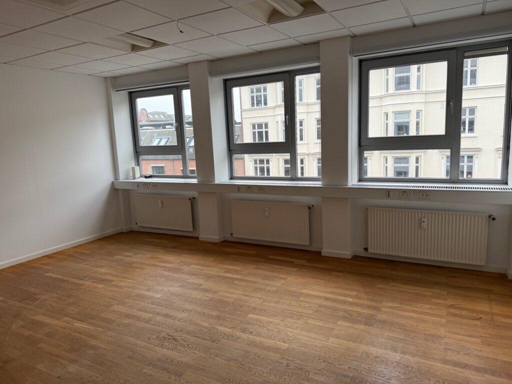 kontor til leje hellerup, klinik til leje hellerup, leje kontor hellerup, kontorlokale hellerup, erhvervslejemål hellerup, kontorudlejning hellerup, kontorlejemål hellerup, ledige kontorer hellerup, kontor med tagterrasse hellerup, centralt kontor hellerup, kontor med parkering hellerup, kontor tæt på hellerup station, lyst kontor til leje hellerup, kontor med udsigt hellerup, kontor i velfungerende ejendom hellerup